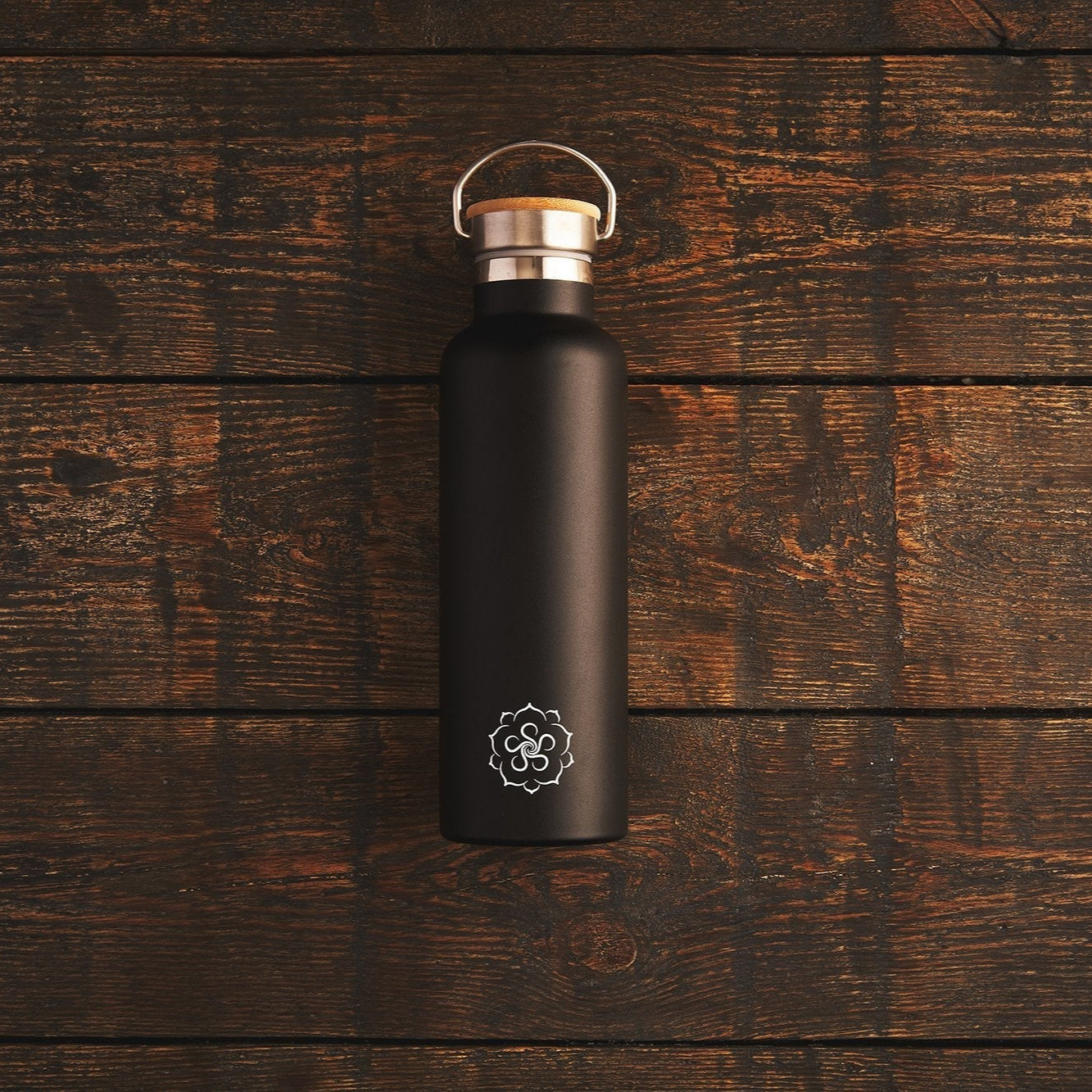 Kakuzō stainless steel tea bottle with bamboo lid, 750ml eco-conscious travel flask in matte black.