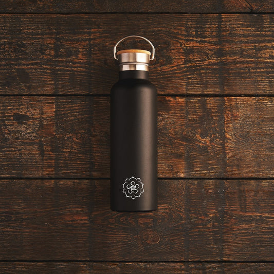 Kakuzō stainless steel tea bottle with bamboo lid, 750ml eco-conscious travel flask in matte black.