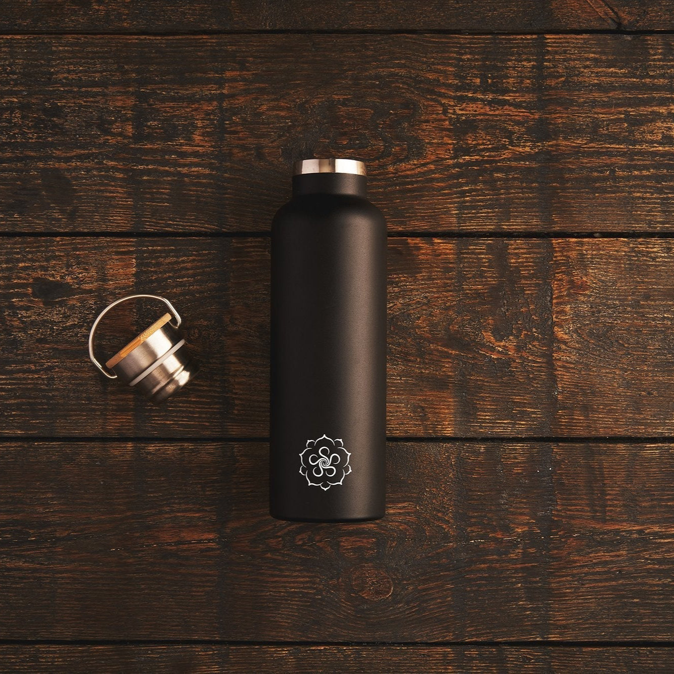 Kakuzō 750ml tea bottle in stainless steel with bamboo lid removed, durable eco-friendly design.